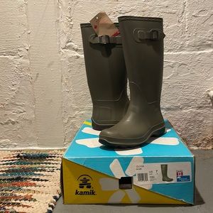 Kamik rain boots olive green size 7